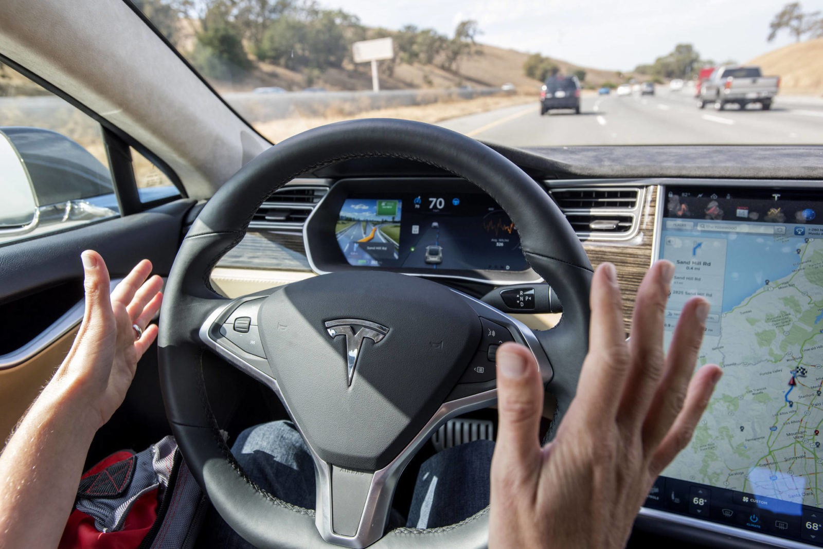 VIDEO: Parece ciencia-ficción, pero ya es una realidad. Los vehículos ‘Tesla’ se conducen solos