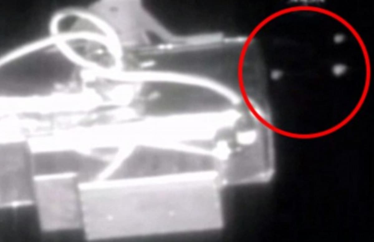 Video: Graban flota de OVNIs pasando detrás de la Estación Espacial