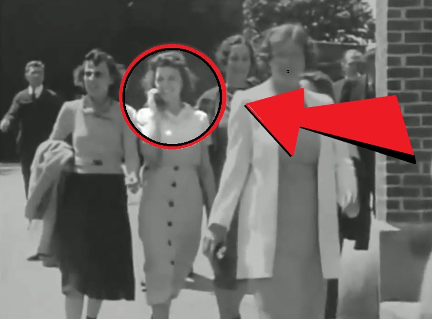 El Misterio del Teléfono móvil registrado en una película de 1938 (Video)