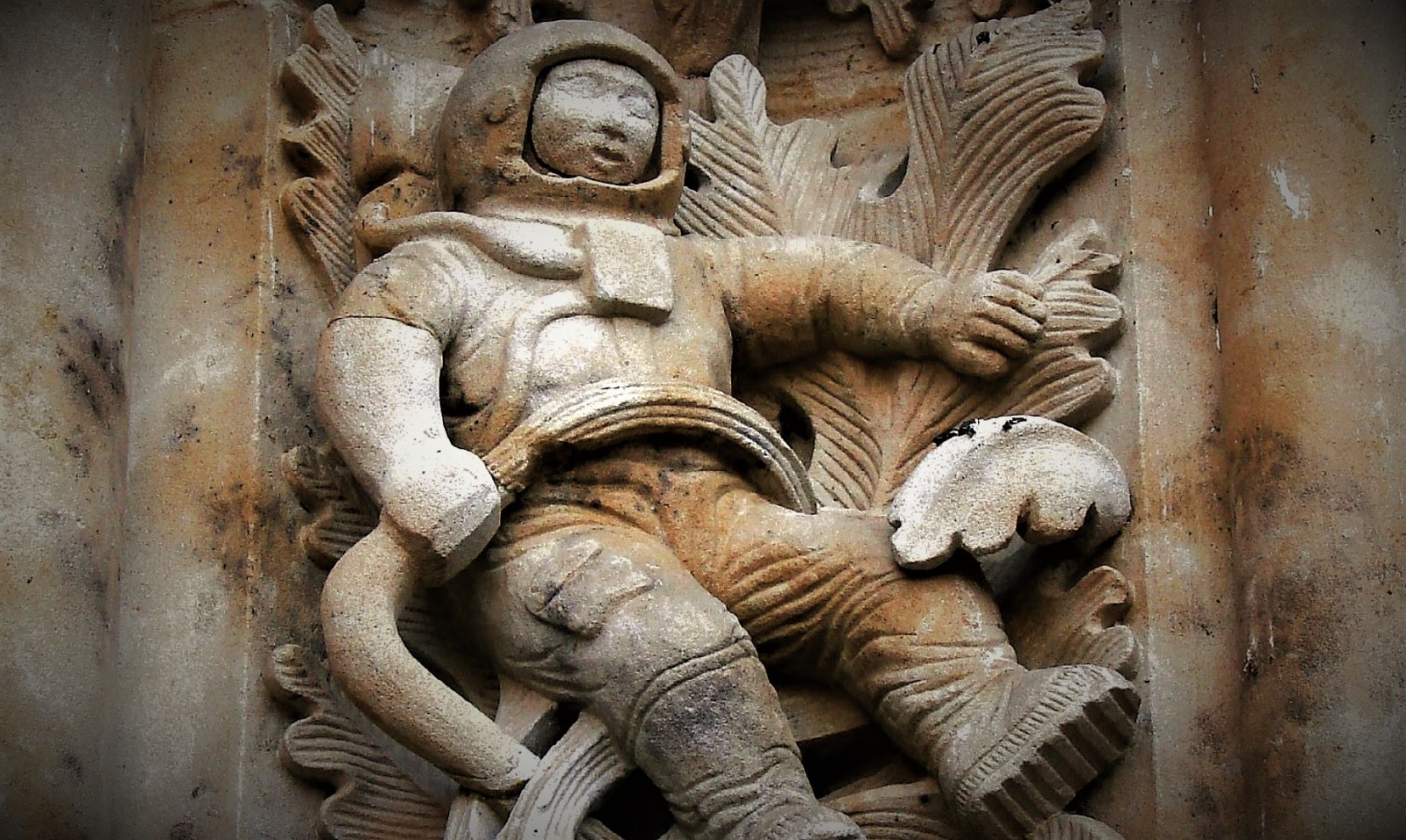 El Astronauta de la Catedral de Salamanca: ¿Extraterrestres Antiguos? Conoce la Verdad (Video)