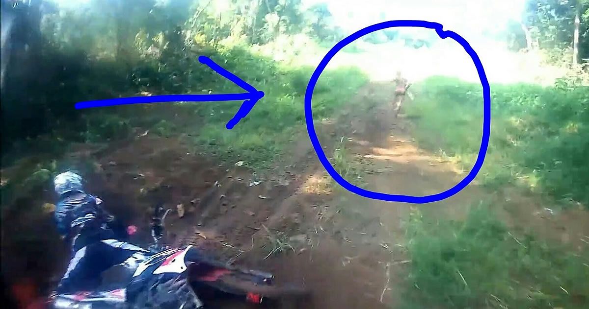 Video: Motociclistas son Sorprendidos por un extraño Humanoide en Indonesia