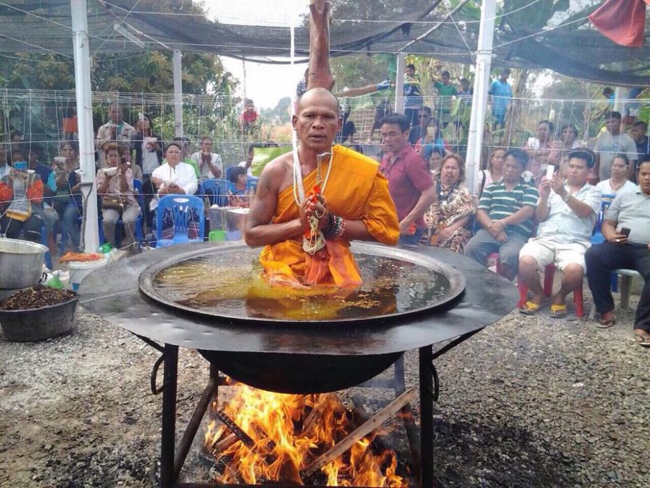 Video: Monje tailandés medita en una olla de aceite hirviendo sobre el Fuego