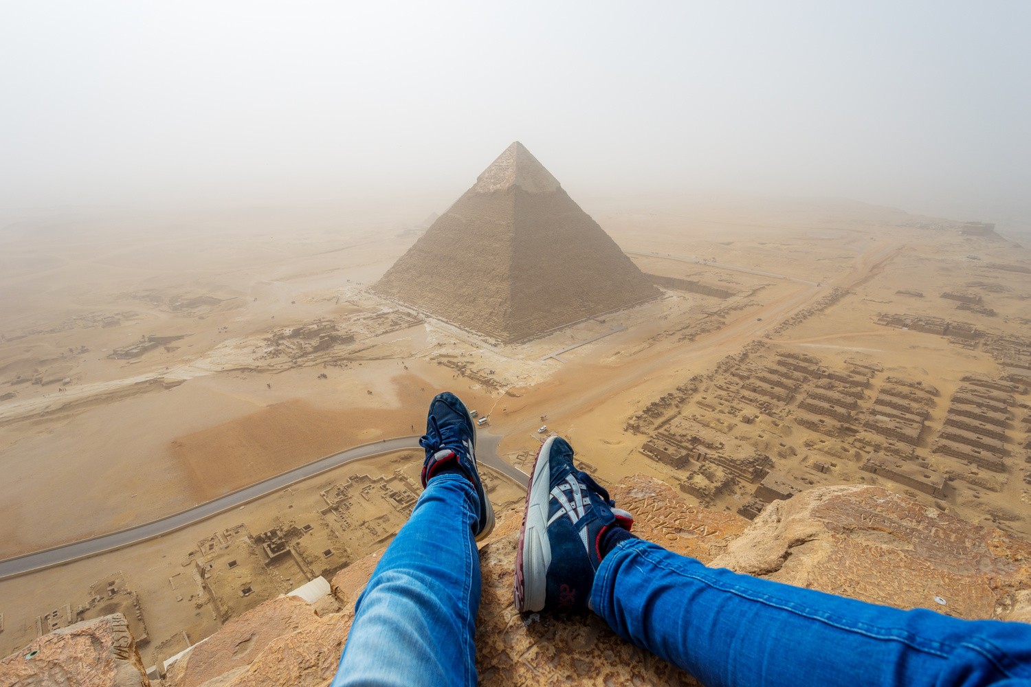 Escala ilegalmente la Pirámide de Giza (Egipto) y lo graba en Video