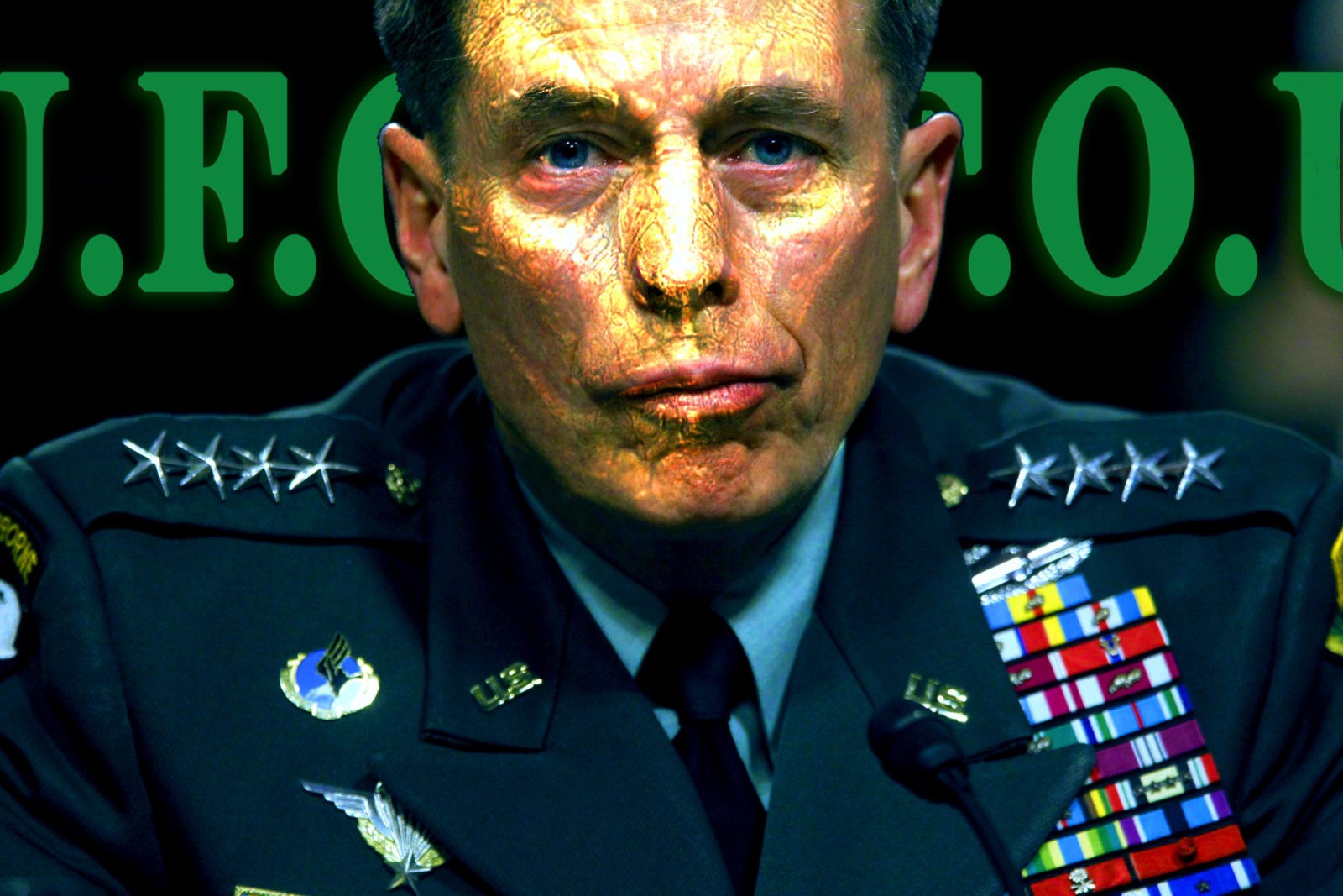 La bizarra transformación «En Vivo» del General Petraeus en un Reptiliano (Video)