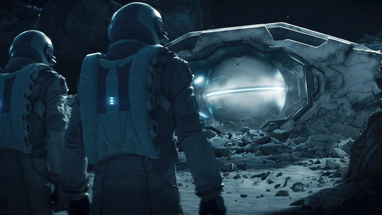 ¿Una gigantesca nave alienígena “olvidada” en la superficie de la Luna?