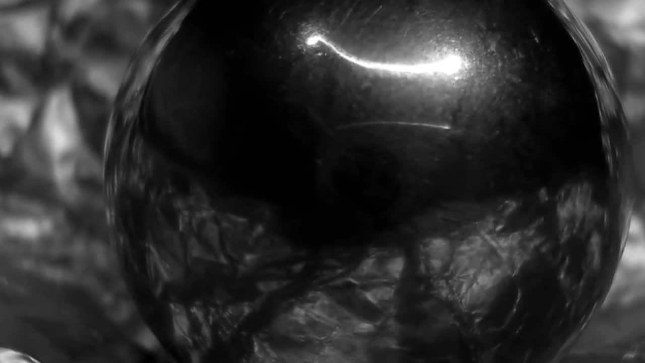 El misterio detrás de la esfera metálica que cayó del cielo (Video)