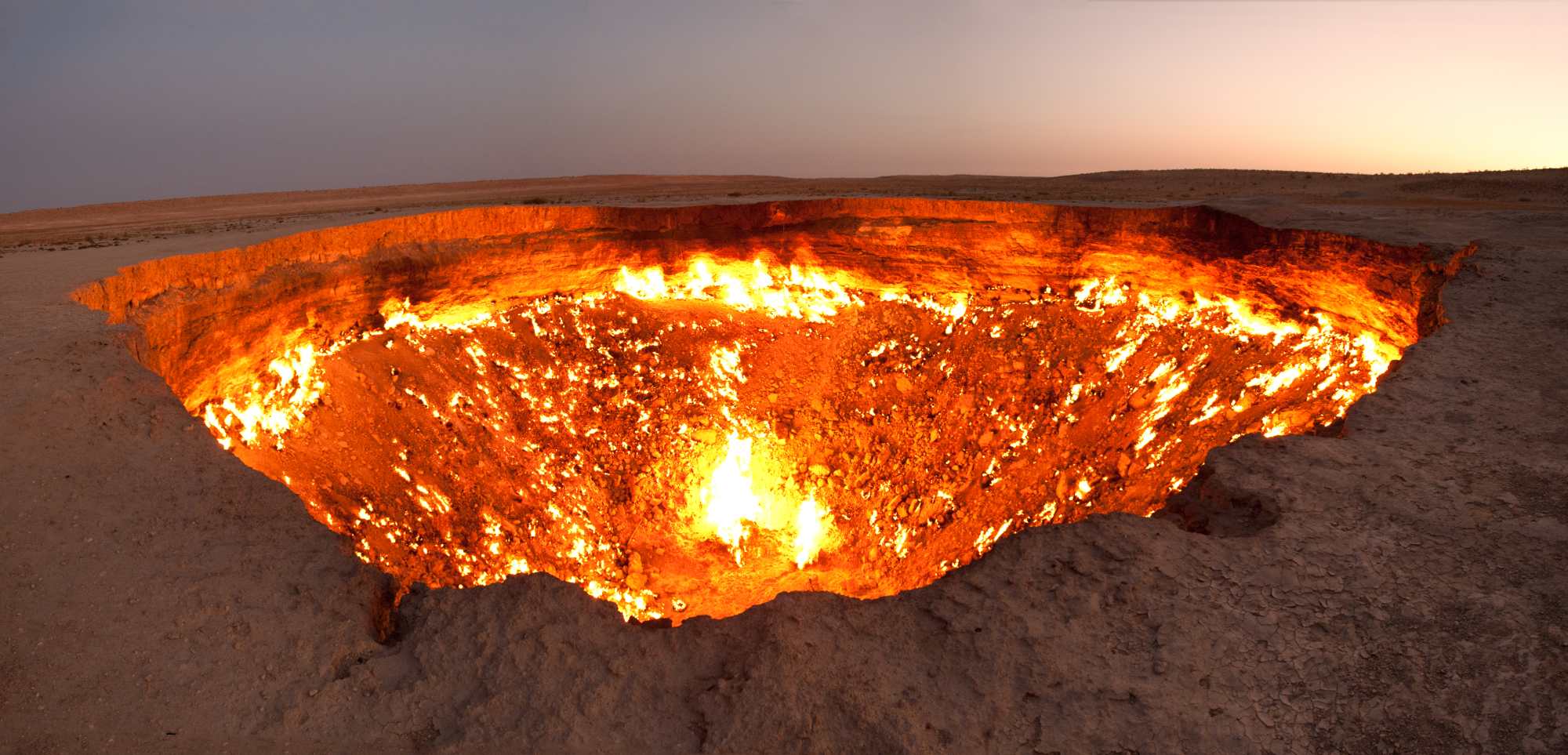 Aparece sin explicación un misterioso cráter que lanza fuego en EE.UU.