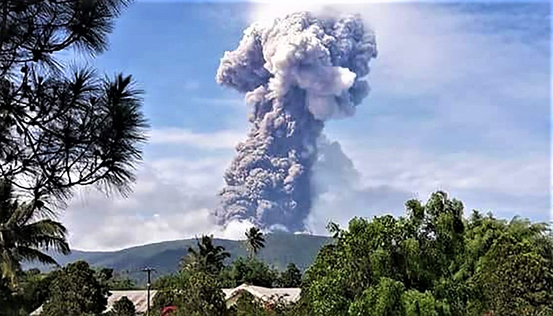 Indonesia: Un volcán entra en erupción días después del terremoto y tsunami