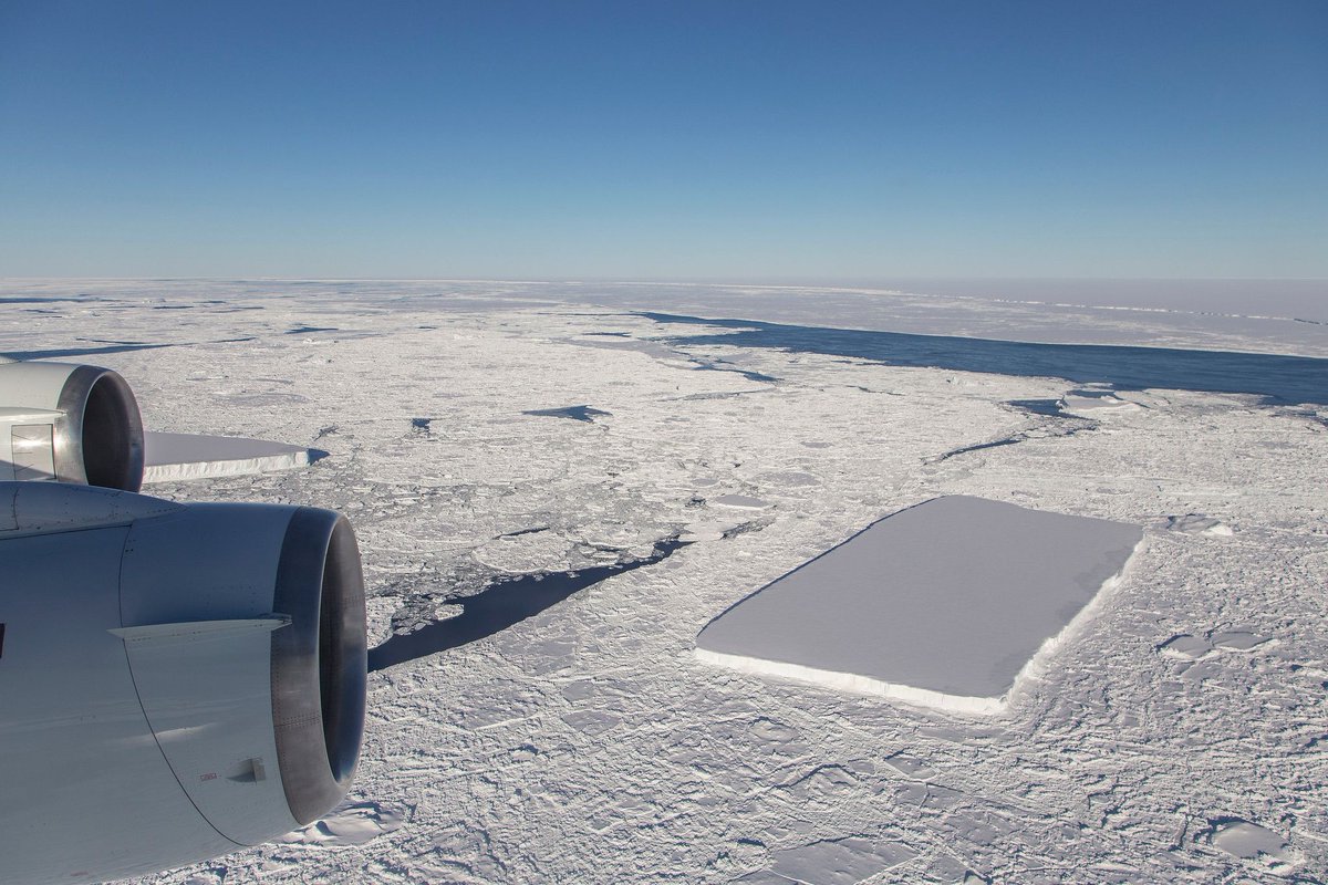 Sale a la luz otro iceberg rectangular fotografiado en la Antártida
