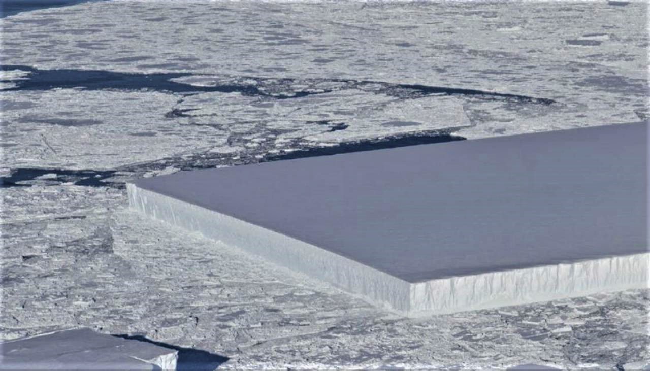 ¿Extraterrestres? Un misterioso iceberg rectangular desata la polémica en Internet