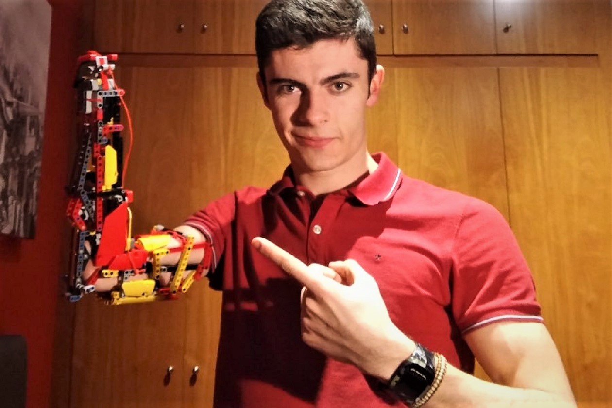 Adolescente creó un brazo protésico de LEGO, como Iron Man (Video)