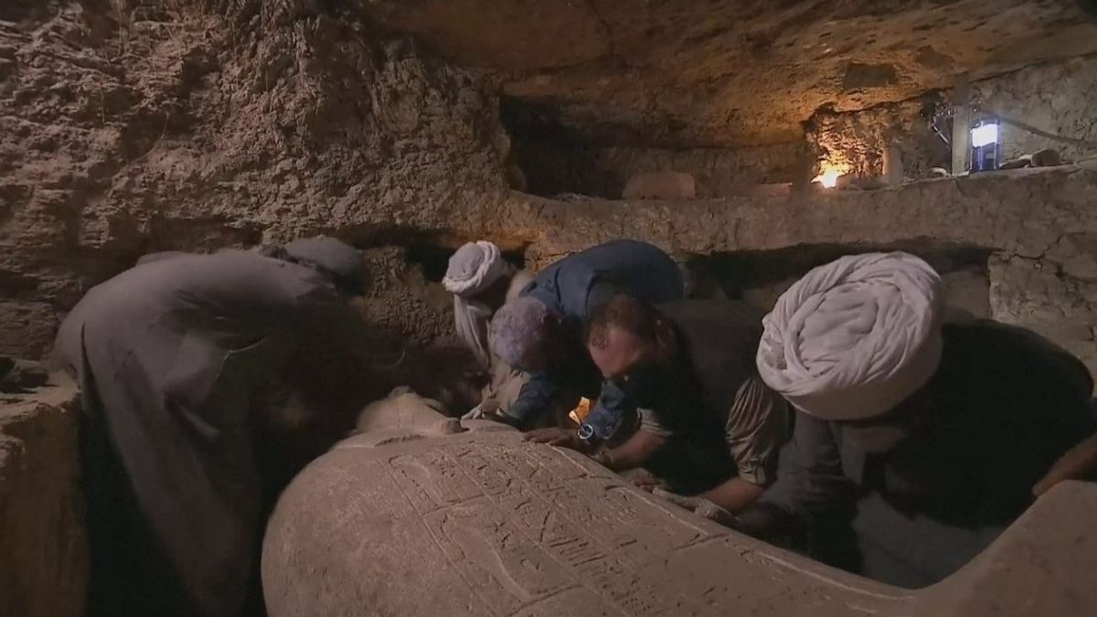 Abren sarcófago egipcio de miles de años durante transmisión en vivo