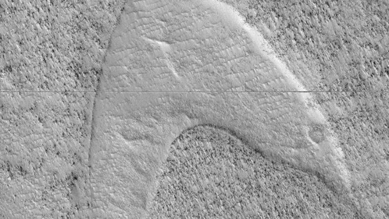 Extraño símbolo en la superficie de Marte genera polémica en Internet