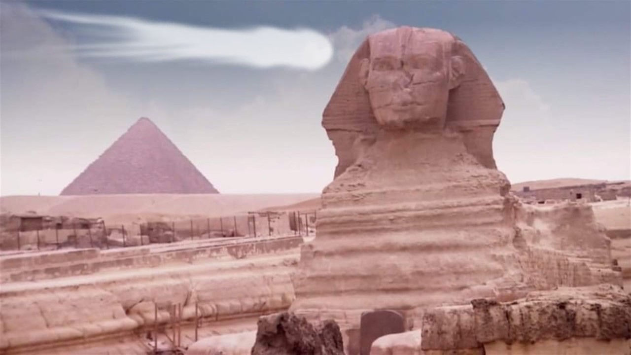 OVNI sale «disparado» de un meteorito sobre las pirámides de Egipto (Video)