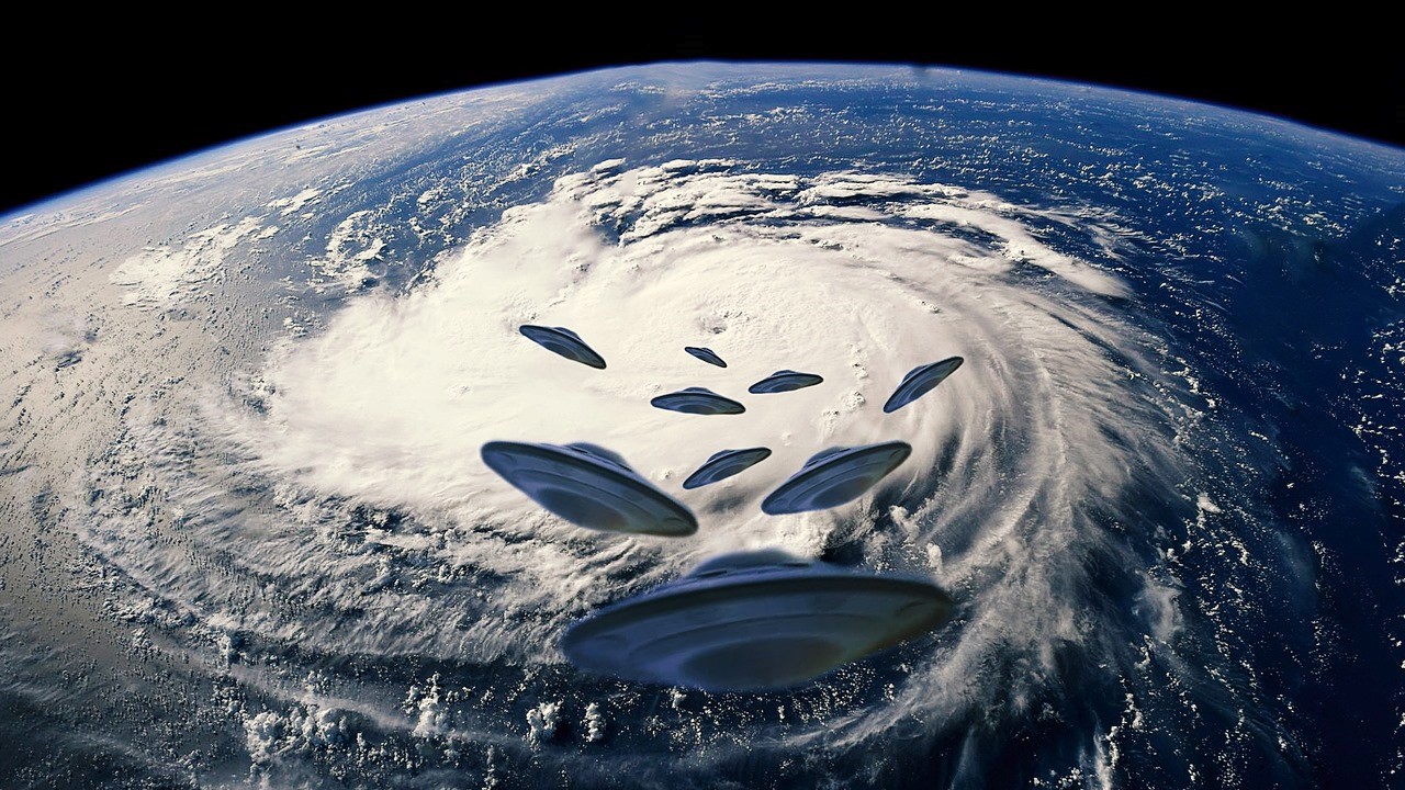 Satélite logra captar una flotilla OVNI sobre un huracán (Video)