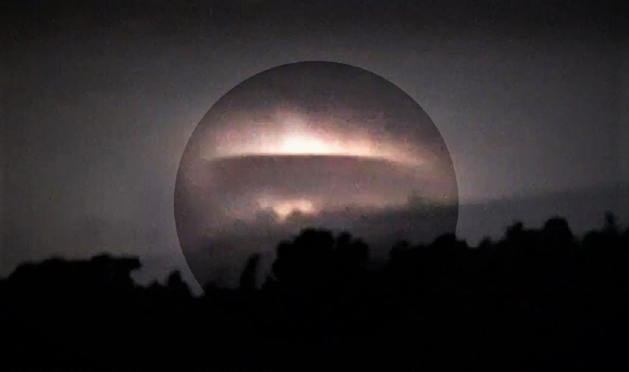 Inmenso objeto circular captado durante una tormenta (Video)