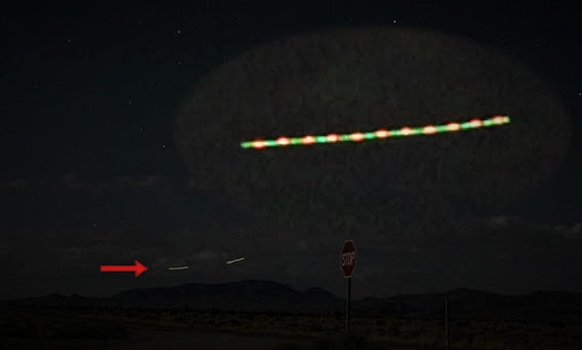 Objetos en forma de «tubos luminiscentes» sobrevuelan el Área 51 (Video)