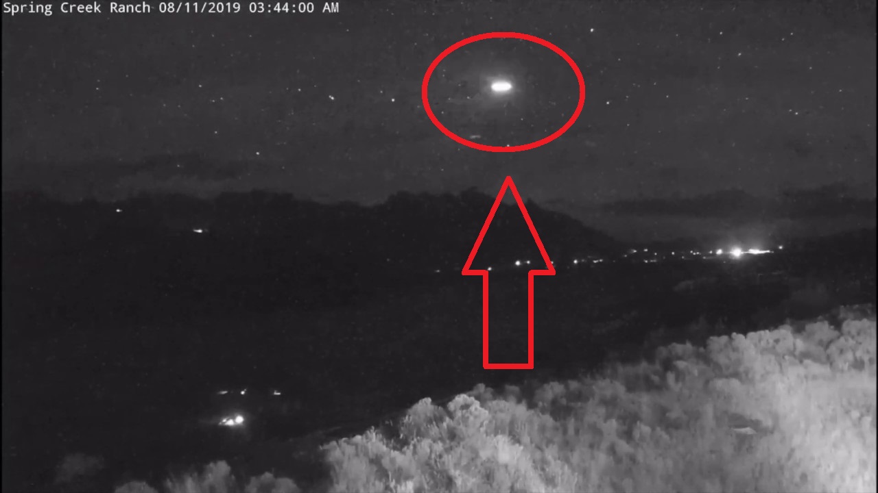 Misterioso OVNI aparece durante la lluvia de estrellas Perseidas (Video)