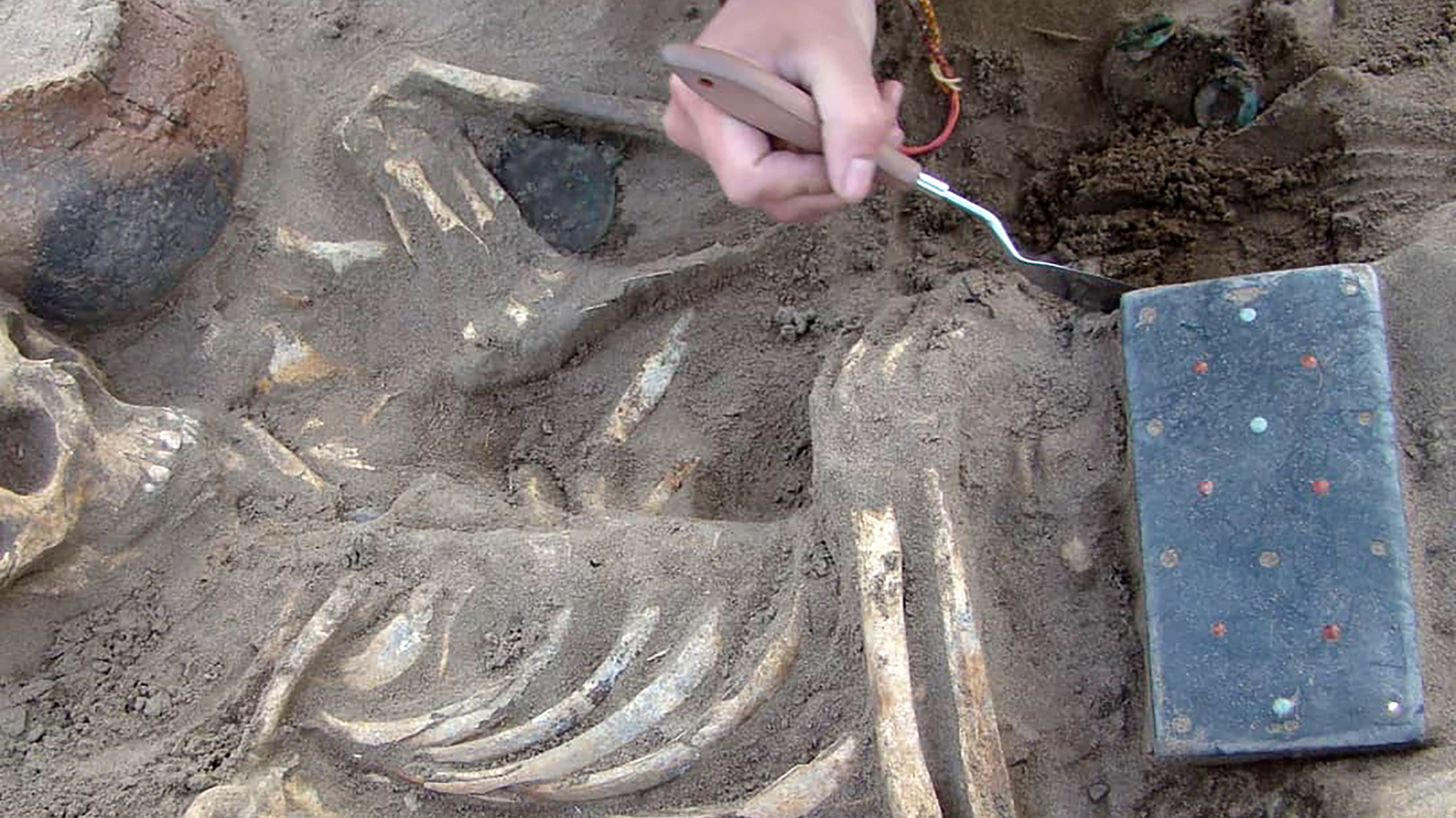 Arqueólogos encuentran un «iPhone» de 2.100 años de antigüedad (Video)