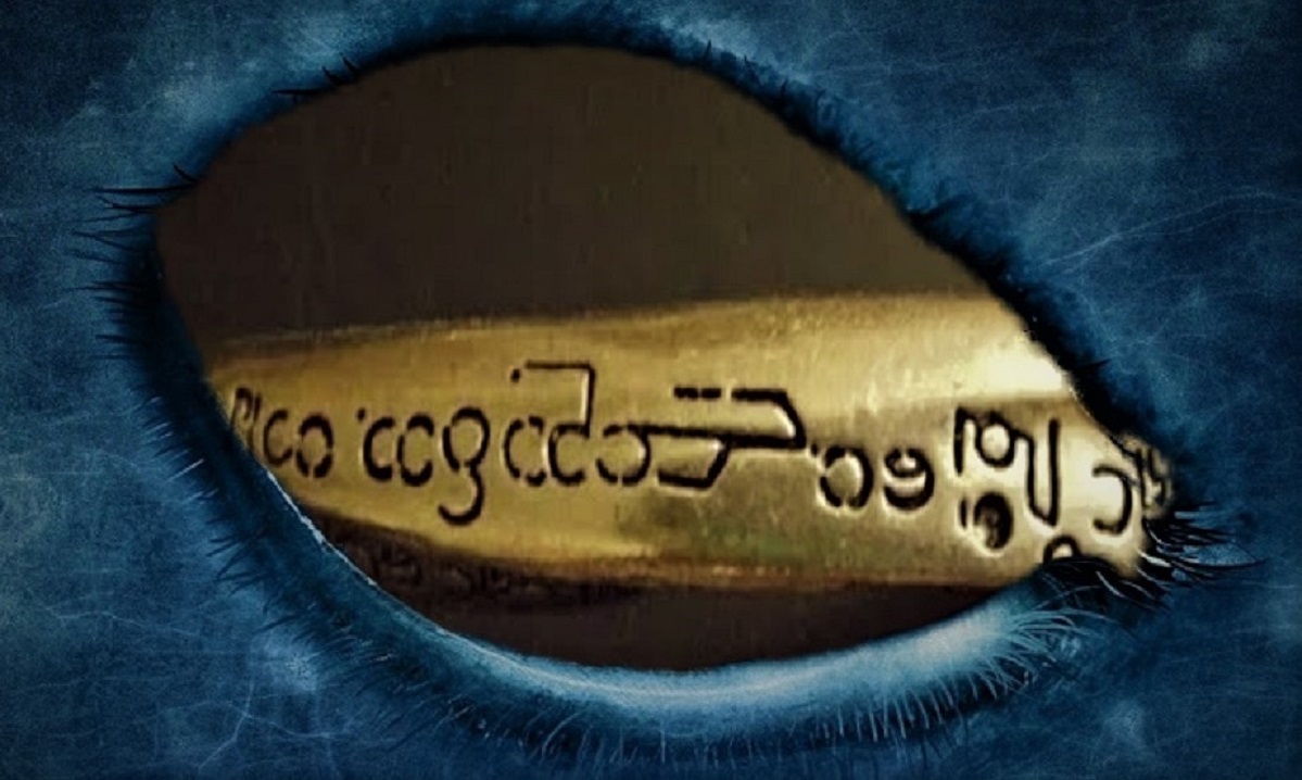 Mujer afirma poseer un misterioso artefacto «con escritura alien» (Video)
