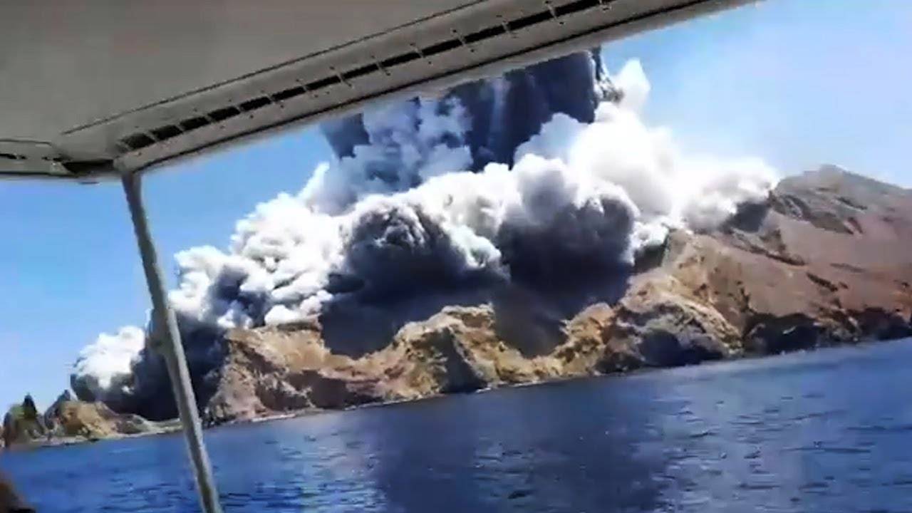 Erupción sorpresa de volcán en Nueva Zelanda provoca muertos y heridos