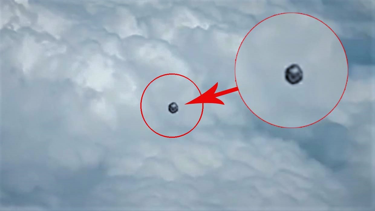 Piloto graba un asombroso OVNI-cubo sobrevolando Medellín (Video)