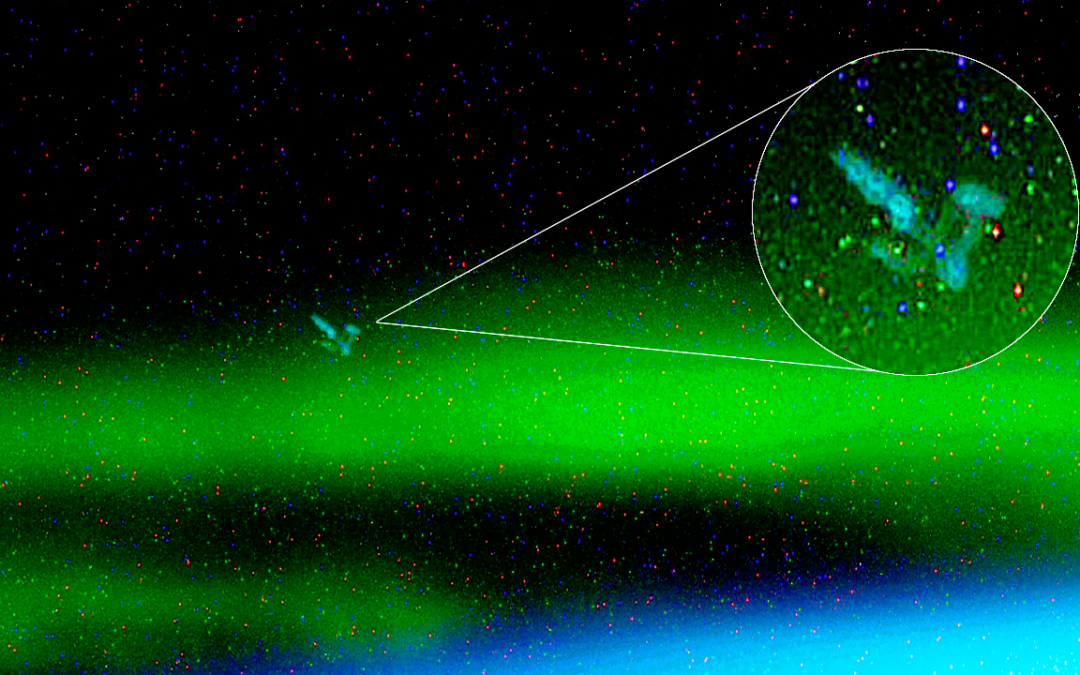 Un espectacular OVNI es captado por NASA en una aurora boreal (Video)