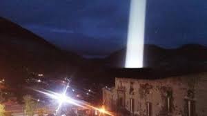 Un misterioso e intenso «rayo de luz» captado sobre un pueblo de México