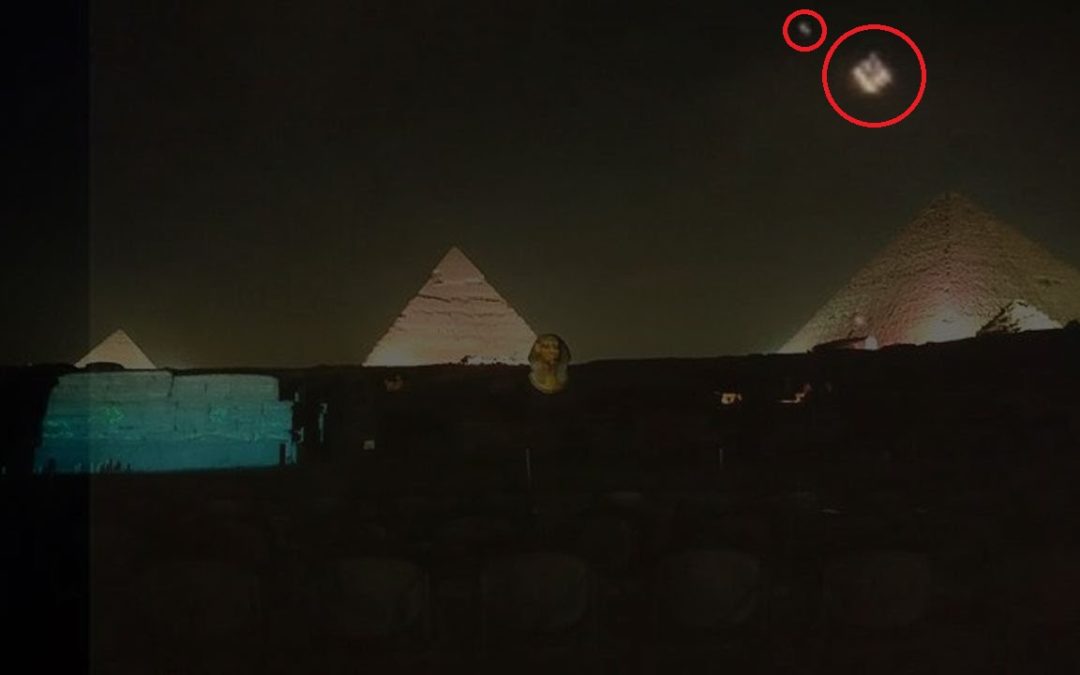 Testigos graban multitud de OVNIs sobre las pirámides de Giza (Video)