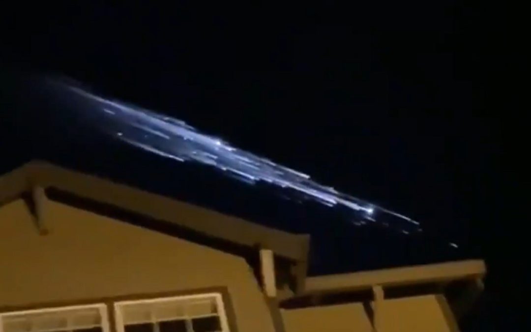 Extraño fenómeno iluminó el cielo sobre el Pacífico: ¿Restos de SpaceX?