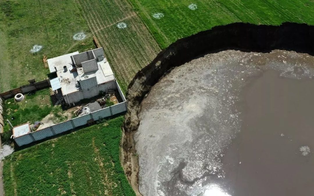 Un socavón enorme aparece en México: ¿Se está abriendo la Tierra?
