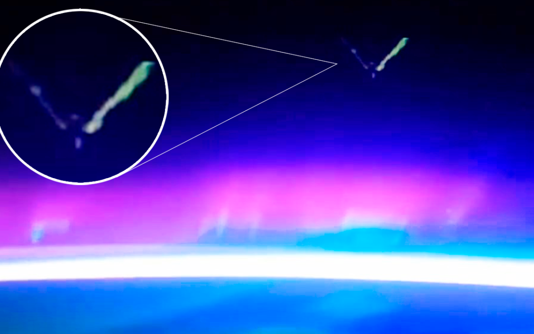 Usuarios graban un extraño OVNI en órbita de la Tierra junto a la EEI