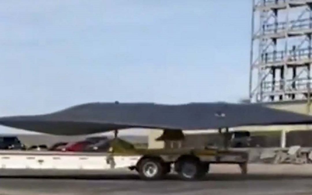 ¿Un camión transportando un OVNI triangular a una base de EE.UU.?