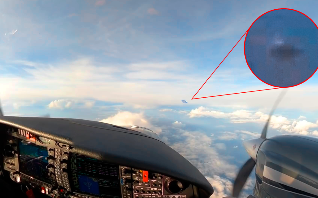Piloto «captura» un OVNI que imita sus movimientos en el cielo (Video)