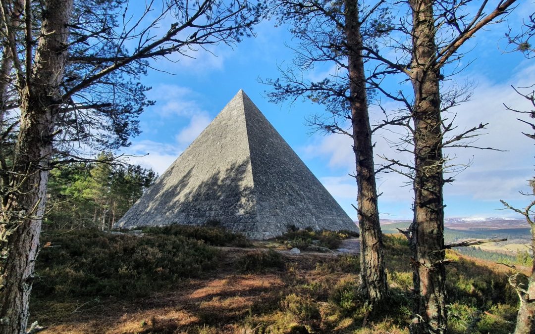 Una pirámide escondida en los bosques de Escocia (Video)