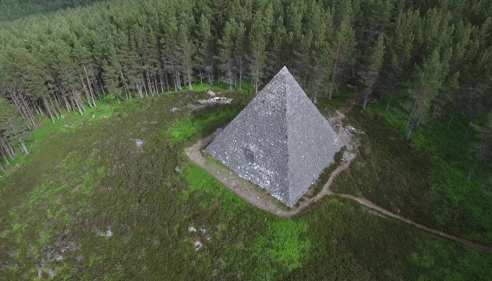 La pirámide escondida en los bosques de Balmoral, Escocia