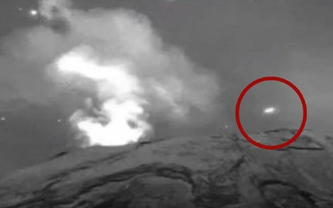 Captan un «extraño objeto» entrando al cráter del Popocatépetl