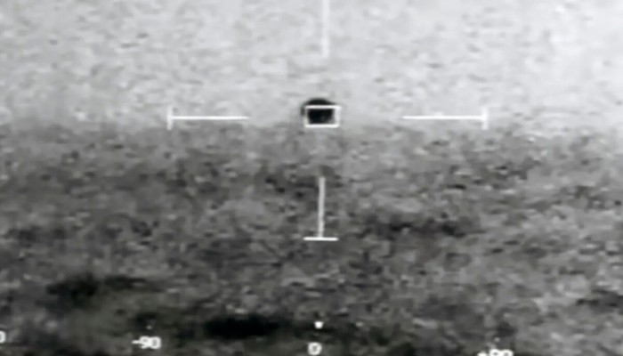 OVNI esférico es captado por la Marina volando antes de sumergirse en el mar