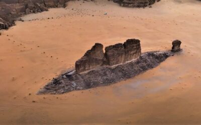 Enorme «roca-pez» emerge del desierto del norte de Arabia Saudita