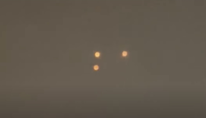 OVNI triangular: Captan en video tres extrañas luces sobre Washington