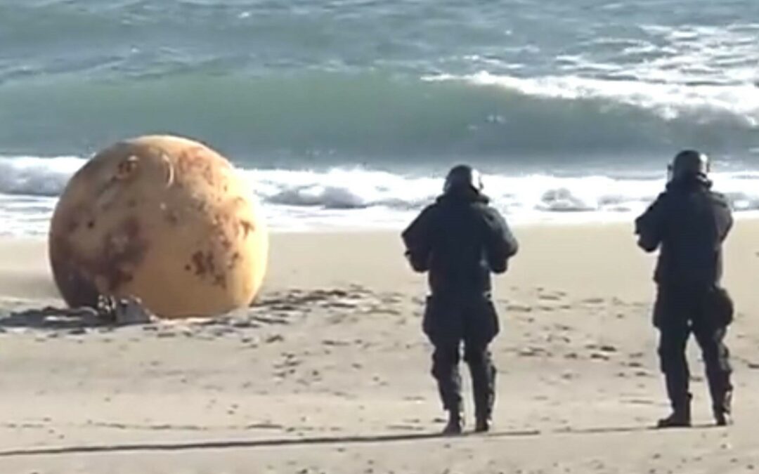 Apareció una misteriosa bola de hierro en una playa de Japón