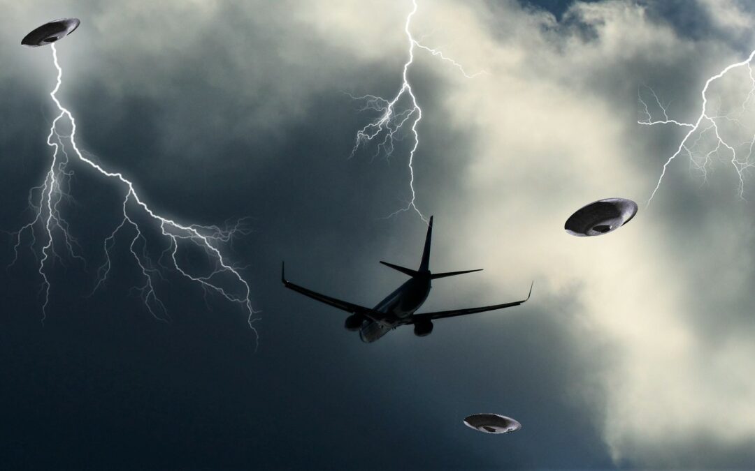 Graban tres OVNIs desde un avión durante una tormenta (Video)